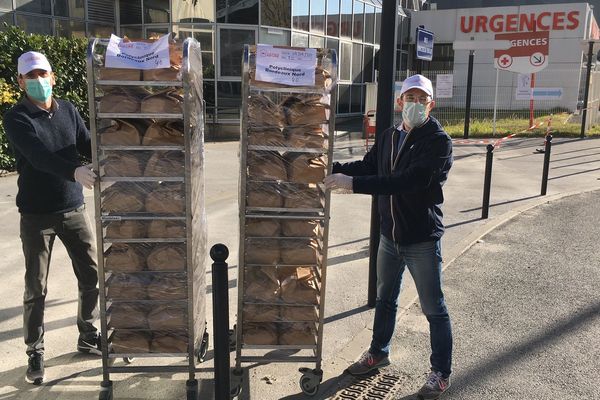 Des plateaux repas gratuits livrés aux soignants de la polyclinique Bordeaux Nord par l'association A la bonne heure