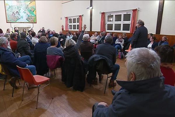 Une cinquantaine de personnes réunies à Saint-Loup (Nièvre) pour parler "démocratie et citoyenneté"