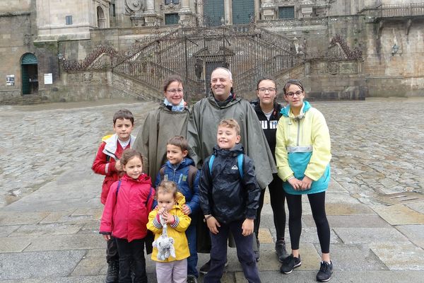 Avec 4 filles et 3 garçons, la famille pose au grand complet lors d'une excursion organisée ... avant le confinement !