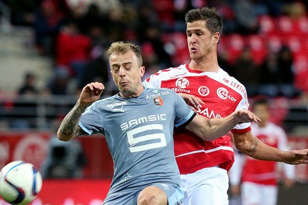 Grosicki à la lutte avec Weber