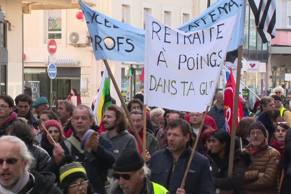 Ils demandent toujours l'abandon de la réforme des retraites. A Lyon, Saint-Etienne ou encore à Valence la mobilisation peut paraître s'essouffler, il n'en reste pas moins que les syndicats sont déterminés à ne rien lâcher. 