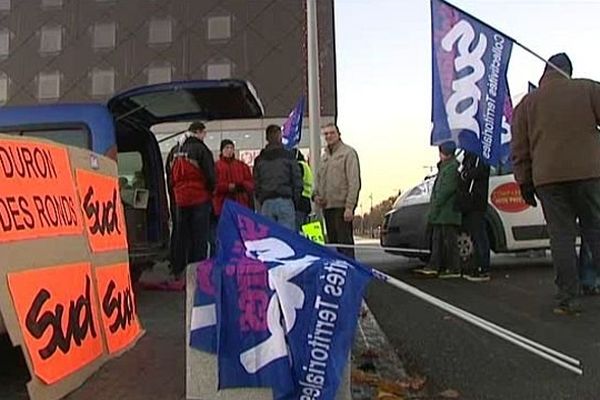 Caen, blocage du rond-point des Rives de l'Orne le 5 décembre 2013