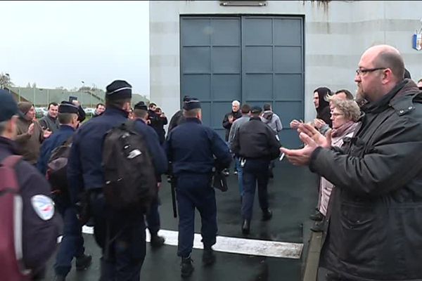 Les policiers sont venus remplacer les surveillants de prison en grève devant la maison d'arrêt de Coulaines, près du Mans, le 22 janvier 2018