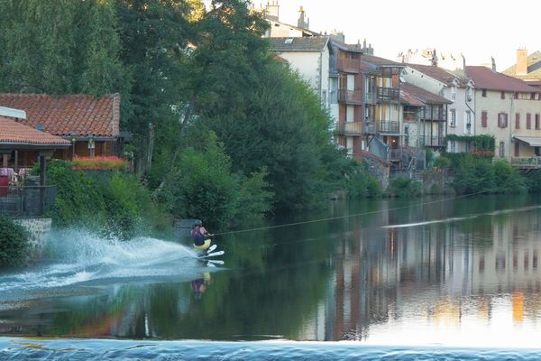 Les joyeux allumés de Radcow ont encore sévi ! Vendredi 20 septembre, la « bande de jeunes » du Cantal a posté sur les réseaux une nouvelle vidéo de ses exploits. Du ski sur rivière comme ici à Aurillac sur la Jordanne !