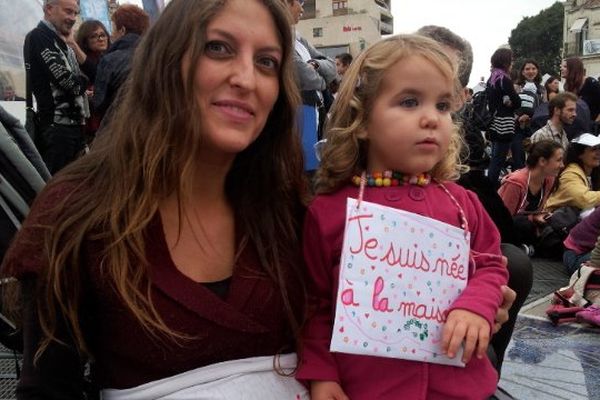 Emilie et sa fille faisaient partie des manifestants qui réclament le droit à l'accouchement à domicile