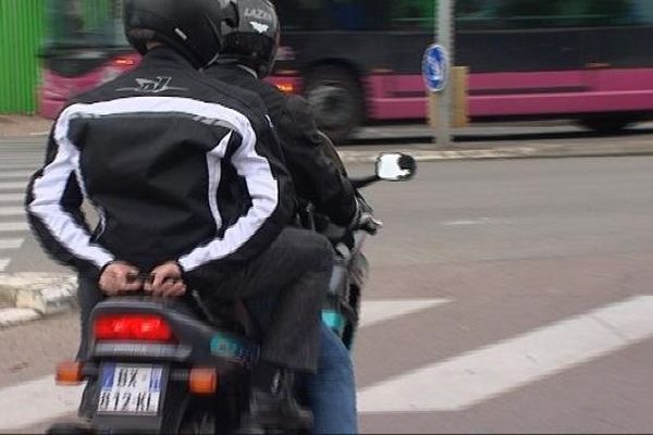 Certains aménagements routiers sont des pièges redoutables pour les motards.