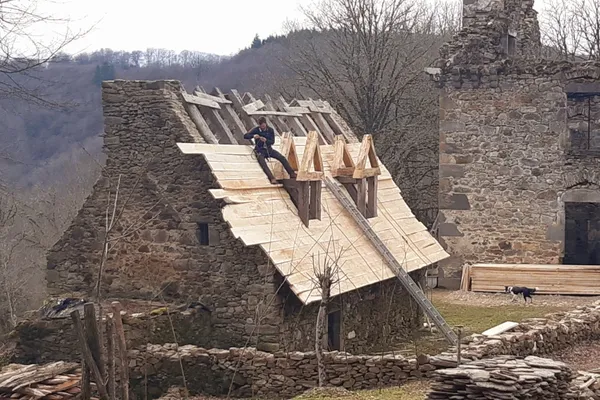 Benjamin Brunet perché sur un des bâtiments du château de Saint-Cirgues-de-Malbert (Cantal) en rénovation.