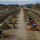 Une vue aérienne montre des machines lourdes utilisées dans la construction du projet d'autoroute A69, stationnées sur un site à Saint-Germain-Des-Pres, près de Castres, le 5 janvier 2025. 