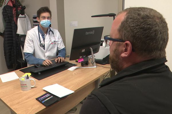 Le Dr.Paul-Henri Lambert est un des deux praticiens qui reçoit les patients dans le tout nouveau centre d'Arnac-la-Poste (Haute-Vienne).