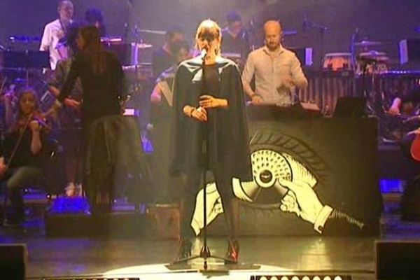 Wax taylor mixe pendant que la chanteuse donne de la voix et que les images défilent, c'était à Lille au Théâtre Sébastopol