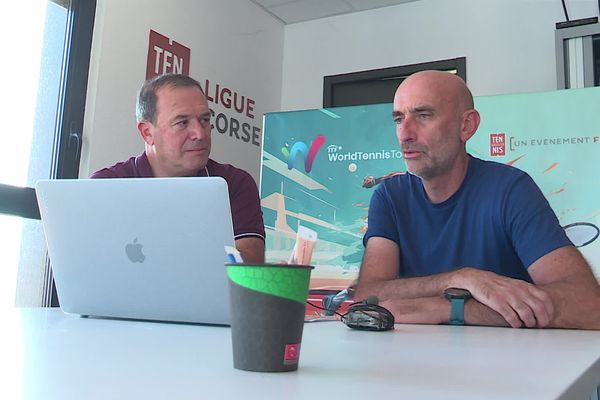 Philippe Medori, président de la ligue corse de tennis, et Fréderic Casamatta, directeur de l'Internaziunali di corsica, peaufinent ensemble les derniers détails avant le tournoi.