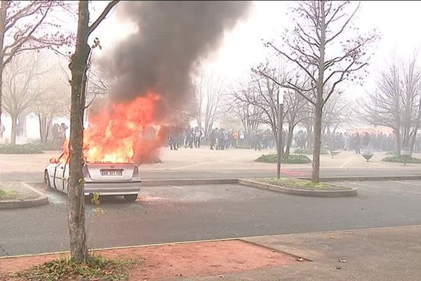 Lycée Jean Paul Sartre à Bron mercredi 5 décembre 