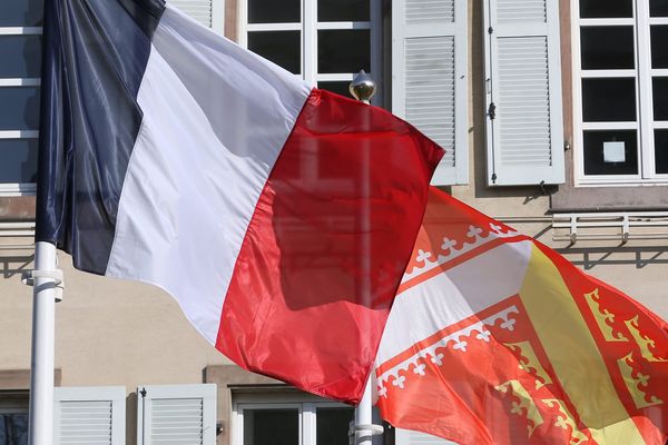 Le drapeau alsacien de 1948 au côté du drapeau français.