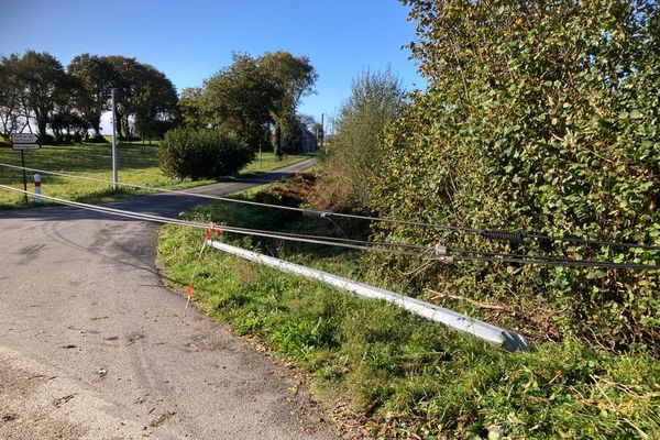 Un bric à brac de fils électriques à la sortie du Bézo dans le Morbihan. Les équipes d'Enedis sur le pont.