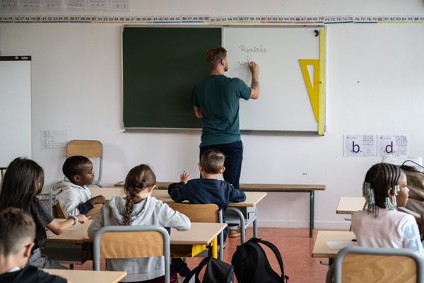 La rentrée scolaire a débuté il y a deux semaines, mais des professeurs manquent toujours à l'appel dans les salles de classe.