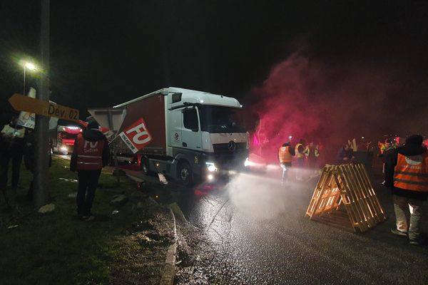 Depuis ce matin, jusqu'à 200 opposants à la réforme des retraites occupent le rond-point de la Motte, à Rouen.