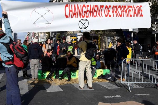 Des militants du mouvement Extinction Rebellion ont bloqué plusieurs heures la rue de Rivoli à Paris.