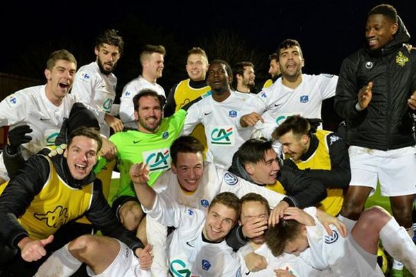 La joie des Malouins à Avranches à l'issue de leur victoire lors de ce 32e de finale de la Coupe de France de football