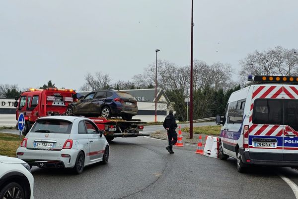 La voiture a percuté trois personnes le 23 janvier dernier, deux d'entre elles sont décédées. Son chauffeur est mis en examen pour homicides involontaires aggravés et blessures aggravées.