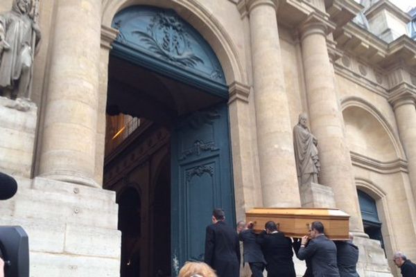 Ce mardi matin, le cercueil de Michel Galabru pénètre dans l'église Saint-Roch à Paris