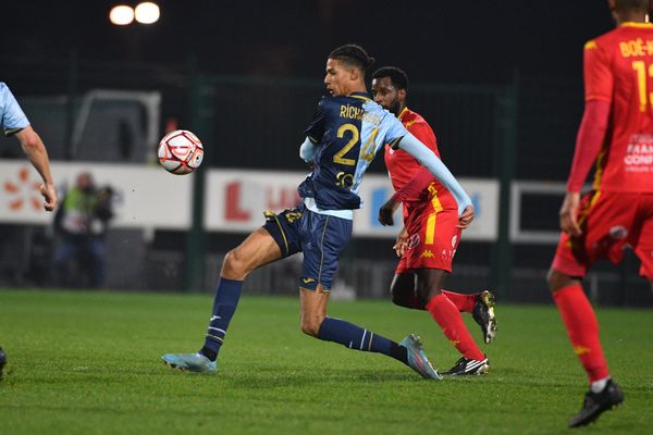 Le Havrais Amir Richardson prend le dessus sur ses adversaires de QRM lors de la victoire du HAC au stade Diochon en novembre dernier.