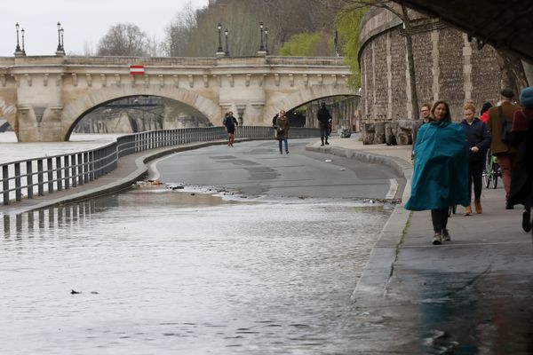 La crue de la Seine sur les quais à Paris, dimanche.