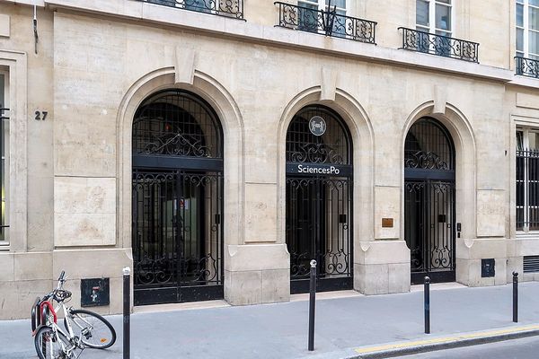 L'entrée de Sciences Po Paris au 27 rue Saint-Guillaume (7e arrondissement)