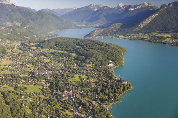 Le lac d'Annecy et ses rives, en Haute-Savoie, le 7 avril 2023. (Illustration)