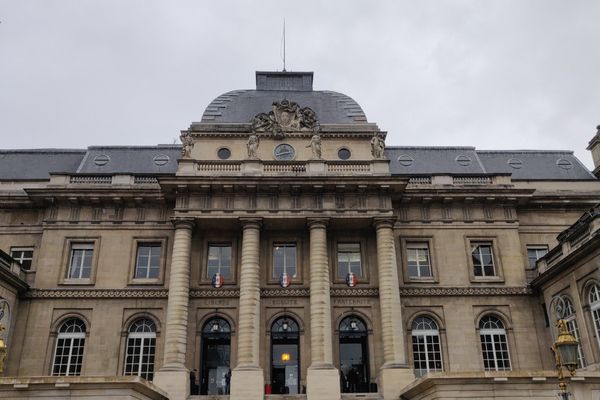 Le procès des attentats du 13 novembre 2015 se déroule au sein du palais de justice historique de Paris, sur l'île de la Cité.