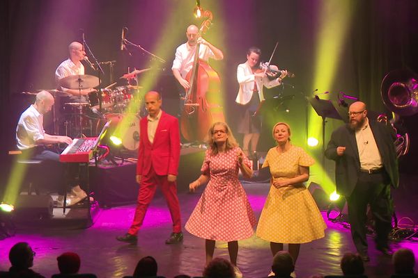 Claude, Julie, Florence, Philippe et leurs musiciens : encore un grand spectacle de la Java des Gaspards, avec "Toute sortie est définitive" pour ces fêtes à Limoges.