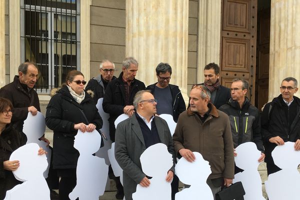 Les victimes du père Peyrard posent devant le tribunal correctionnel de St Etienne . les silhouettes blanches symbolisent l'enfance maltraitée et leur jeunesse abrégée. C'est aussi un symbole d'espoir pour continuer le cours de leur vie.       