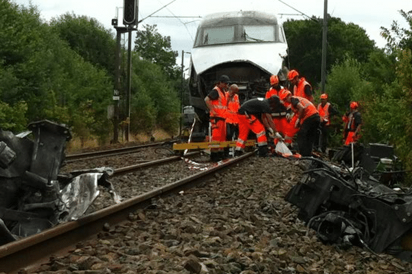 Les débris du tracteur et l'avant du TGV abîmé.