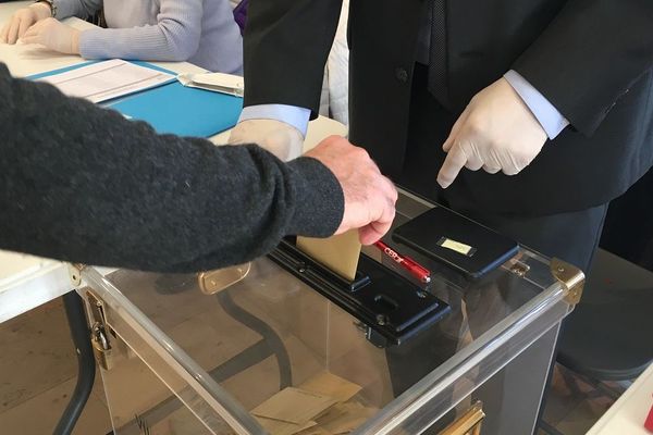 Le premier tour des élections municipales se tient dimanche 15 mars dans toute la France. À 12 heures, en Auvergne, le taux de participation est en baisse en comparaison aux dernières élections municipales de 2014. 