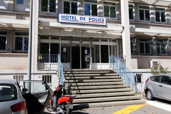 Après la découverte d'un homme mort au bord d'une route, retrouvé sur la bande d'arrêt d'urgence à proximité de Perpignan, sur la D 900, la police lance un appel à témoin. La victime a été vue peu avant devant la discothèque Le nova.