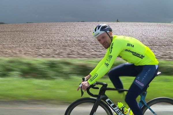 Adrien Petit reconnaît le parcours du Paris-Roubaix 2024. Champs détrempés derrière, les chutes pourraient s'inviter dans le programme de dimanche 7 avril.