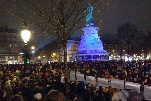 Les opposants à la loi Travail prolongent la mobilisation place de la République, à Paris, dans la nuit de jeudi à vendredi.