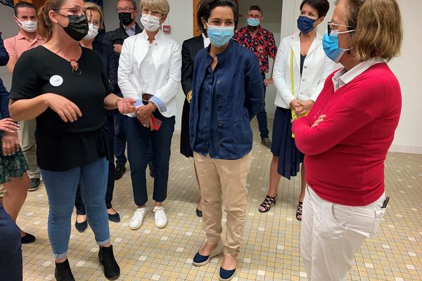 La secrétaire d'État à la Jeunesse Sarah El Haïri était en visite à La Roche-sur-Yon et Les Sables-d'Olonnes ce 2 août.