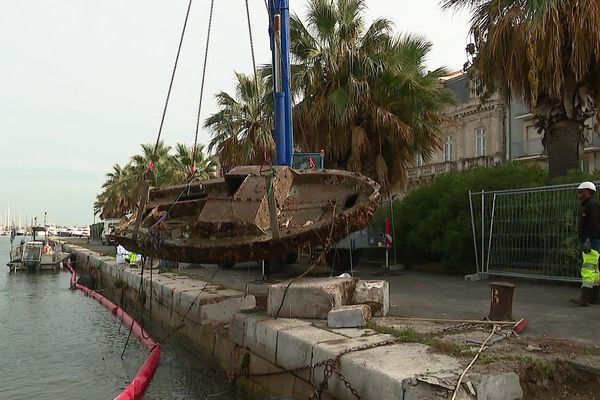 Parmi les déchets retrouvés dans le port de Sète, un bateau de trois tonnes.