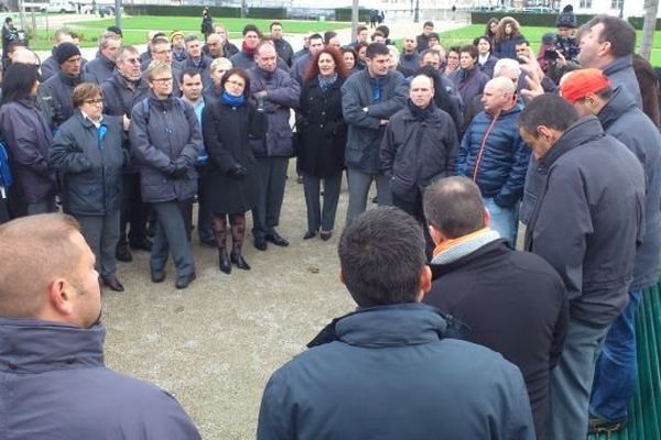 Les agents de la SEMITAG en nombre devant la préfecture