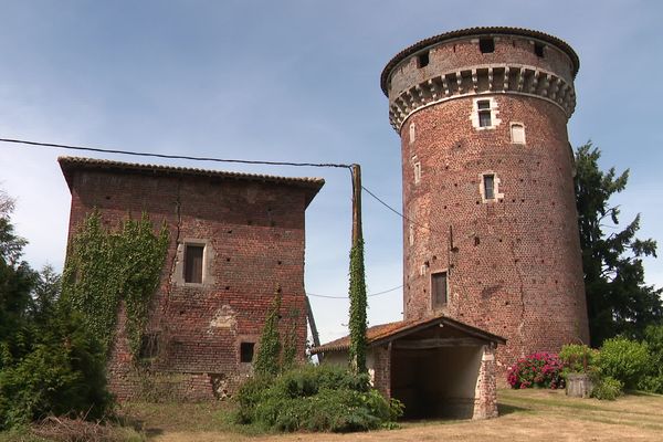 La tour du Plantay est l'emblème de la Dombes, vestige d'un château du XIVe siècle, elle est devenue propriété des communes de la Dombes.