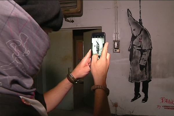 Christiian Beatch photographie son oeuvre, hommage à Banksy