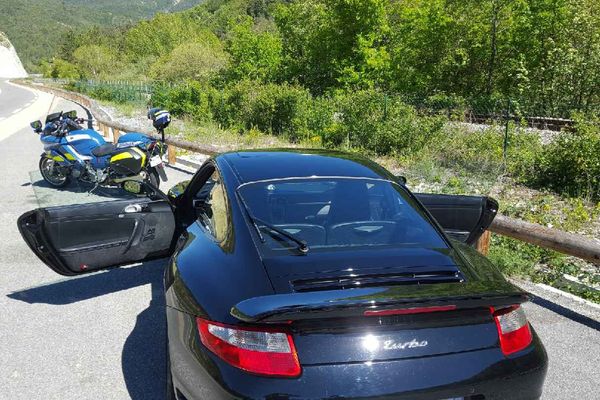 Le conducteur de cette Porsche s'est vu retirer son permis sur la champ.