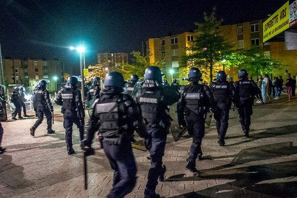 Les forces de police déployées dans le quartier de La Bourgogne à Tourcoing.