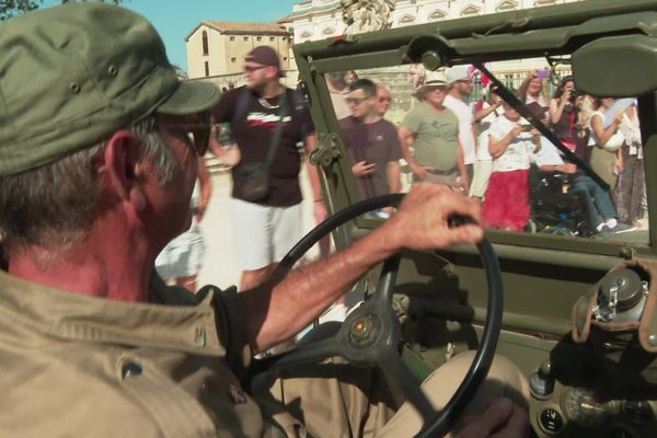 Jean-Marc Revelli défile au volant de sa Jeep de 1952.