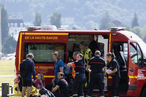 À Annecy (Alpes), secouristes et forces de l'ordre sont rapidement intervenus pour neutraliser le suspect, et protéger les victimes.