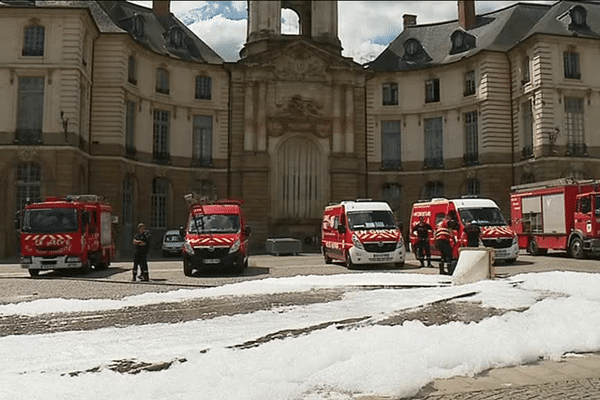 Les sapeurs-pompiers d'Ille-et-Vilaine ont recouvert de mousse la Place de la mairie de Rennes ce mercredi 31 mai pour montrer leur mécontentement. 