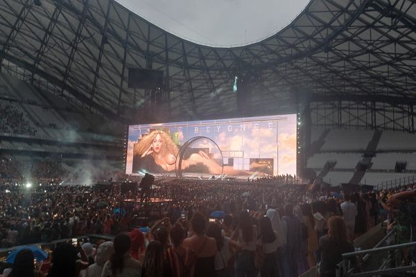 Le concert de Beyoncé au stade Vélodrome a débuté sous une forte pluie.