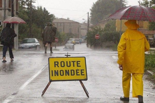 Route inondée dans le Gard Archives