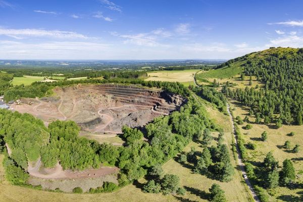 Le volcan de Lemptégy est le seul site en Europe où il est possible de visiter les entrailles du cratère.