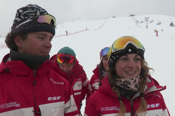 Quatre moniteurs de ski décerneront un prix spécial lors du festival de comédies de l'Alpe d'Huez, dans les Alpes.